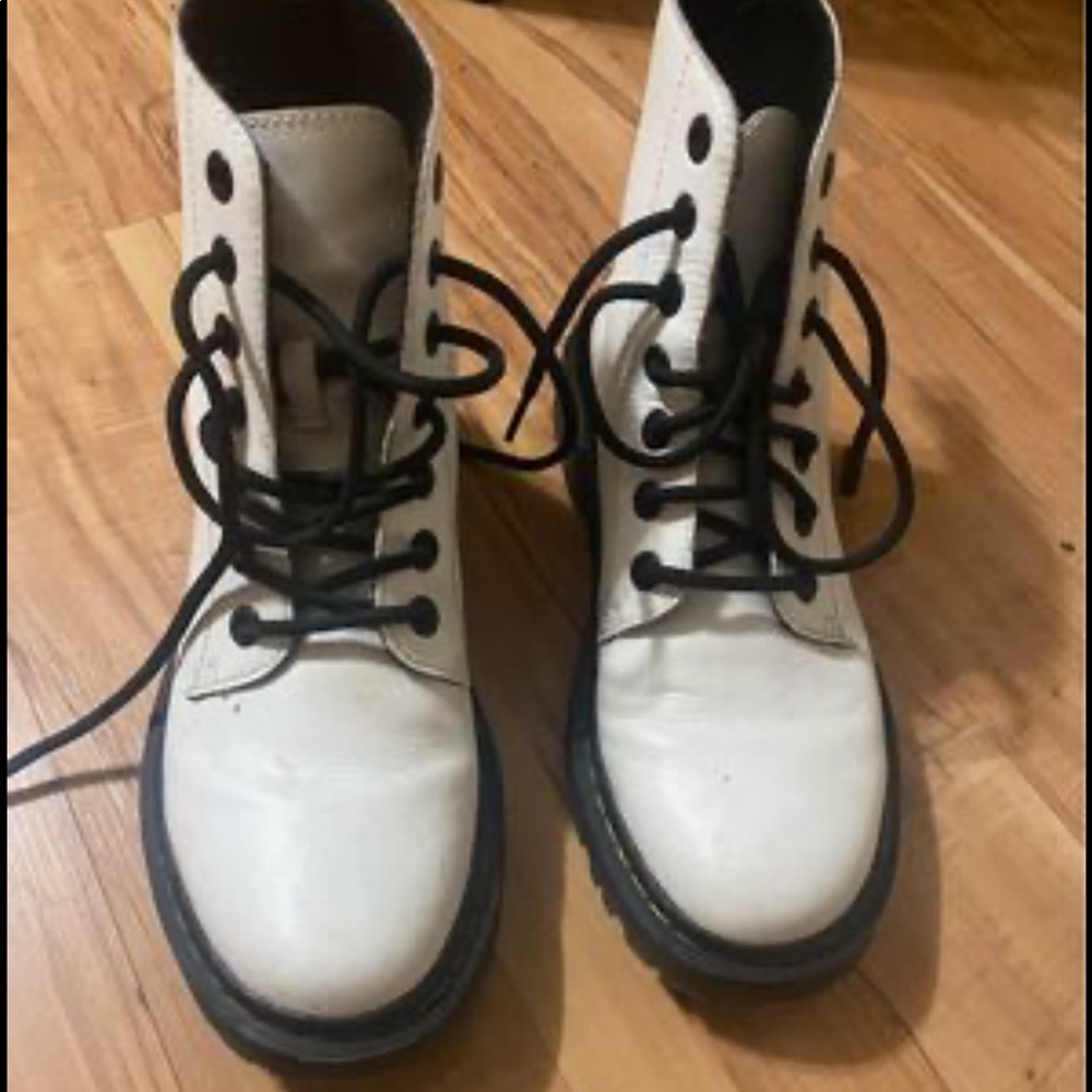 WOMENS doc martens size 8 practically brand new